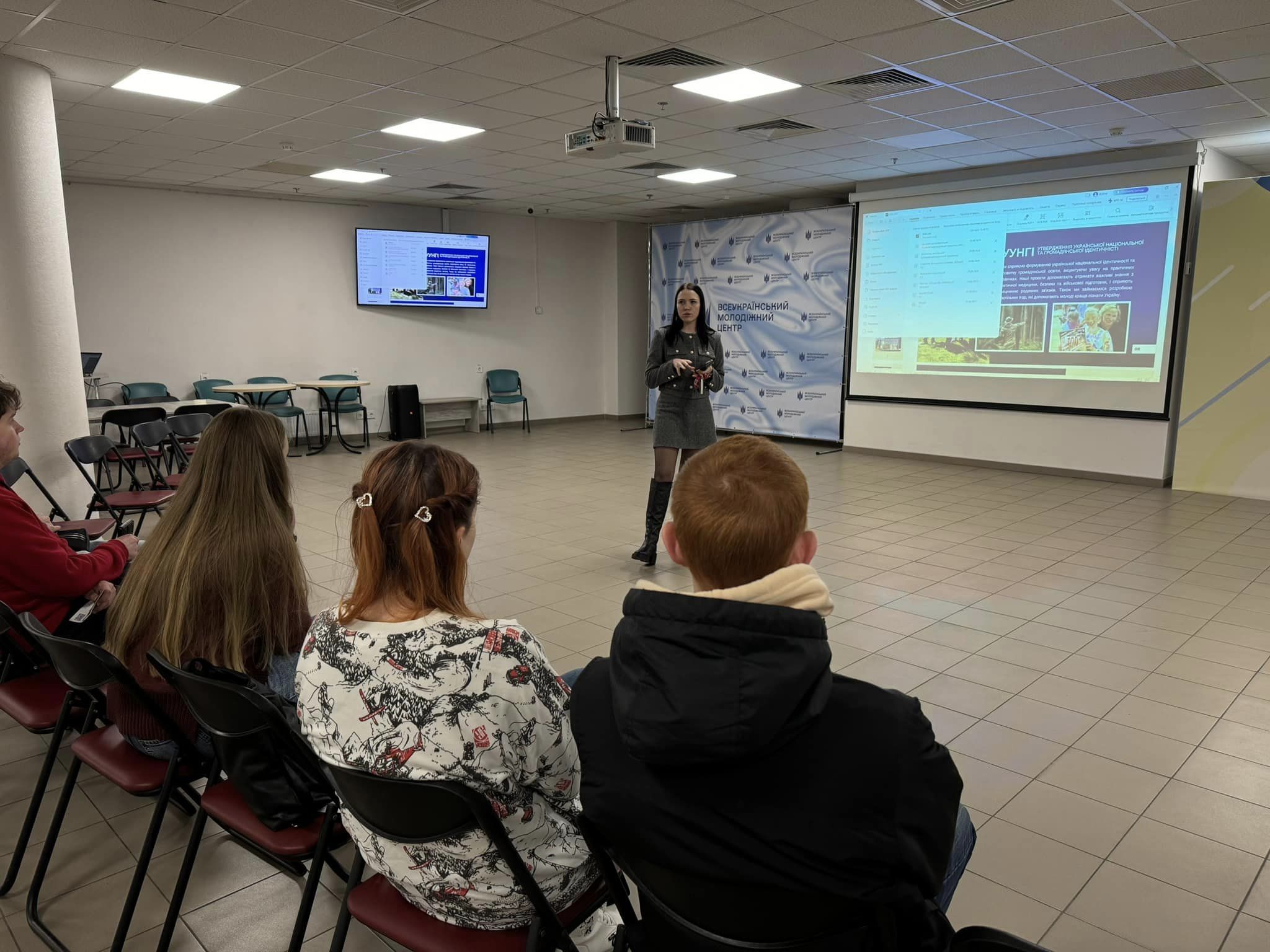 представник від центру розповідає студентам про напрями роботи та програми молодіжної роботи 13.11.24