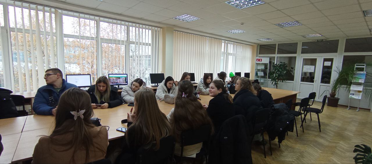 ФОТО 3 студенти першого курсу освітніх програм Соціальна робота та Соціальна адвокація уважно слухають завідувача бібліотеки