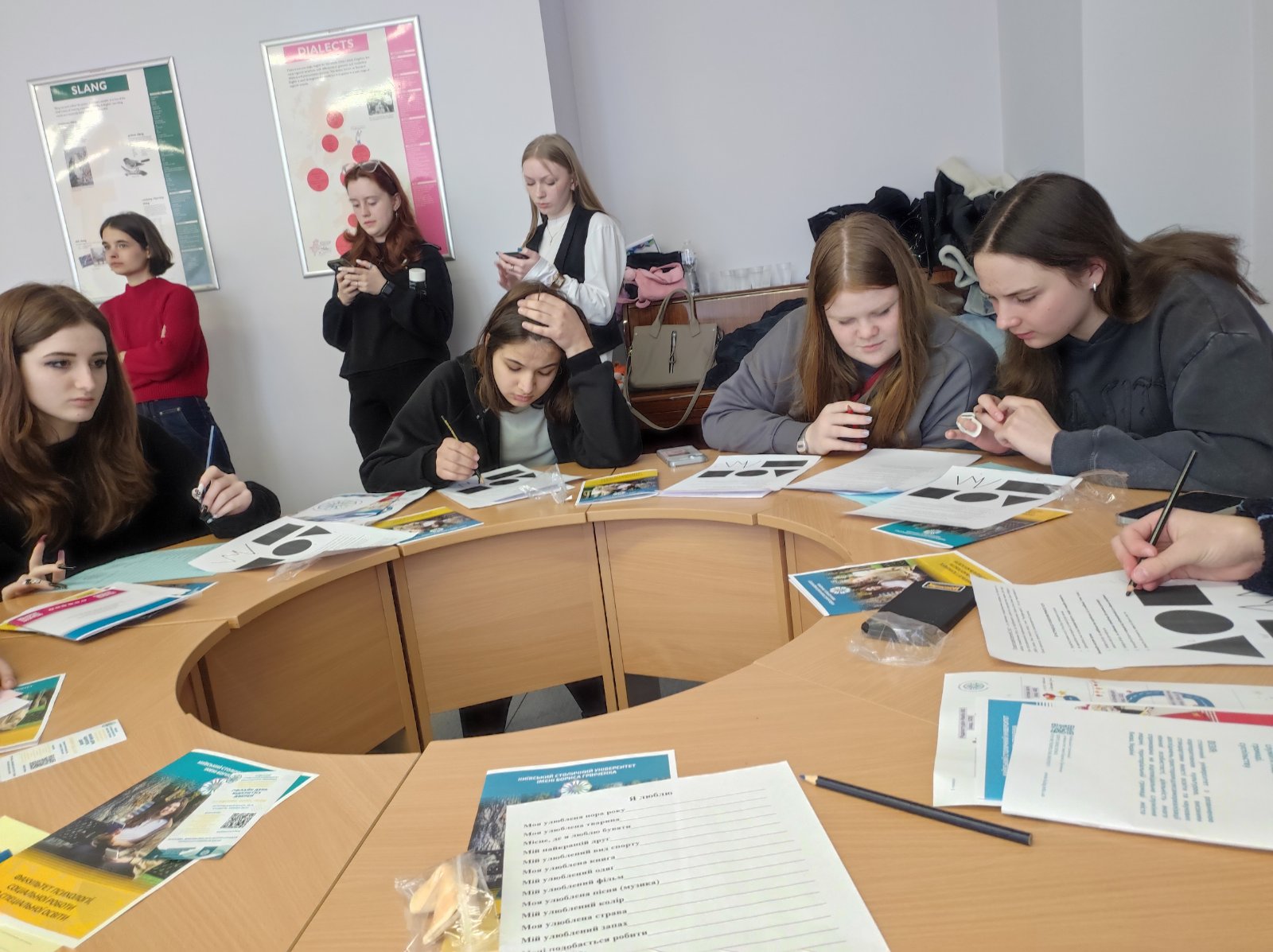 Майбутні_вступники_працюють_над_тестом_геометричних_фігур.jpg